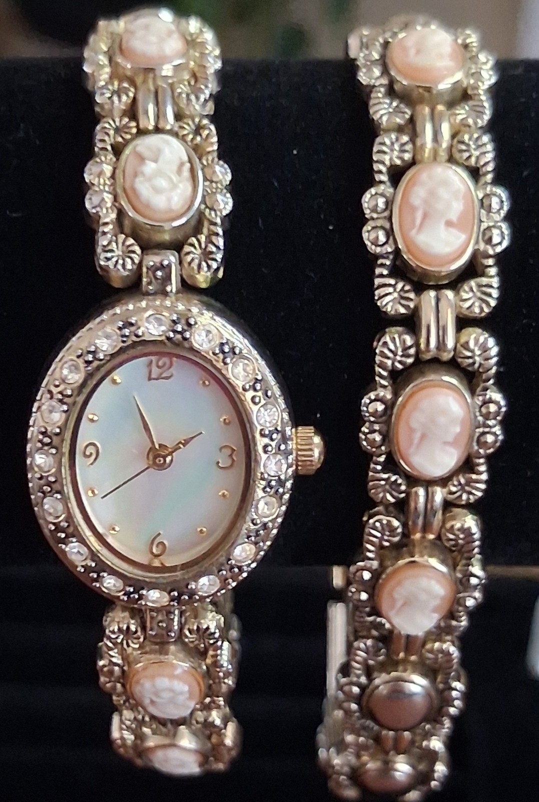 FMD Vintage Cameo Watch Bracelet Set Gold Tone MOP Face 7″ Adjustable Working