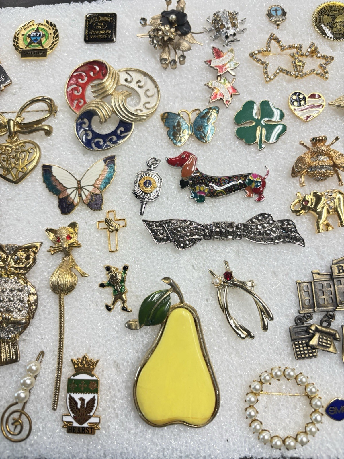 Estate Find Lot Of Assorted Pins/Brooches.