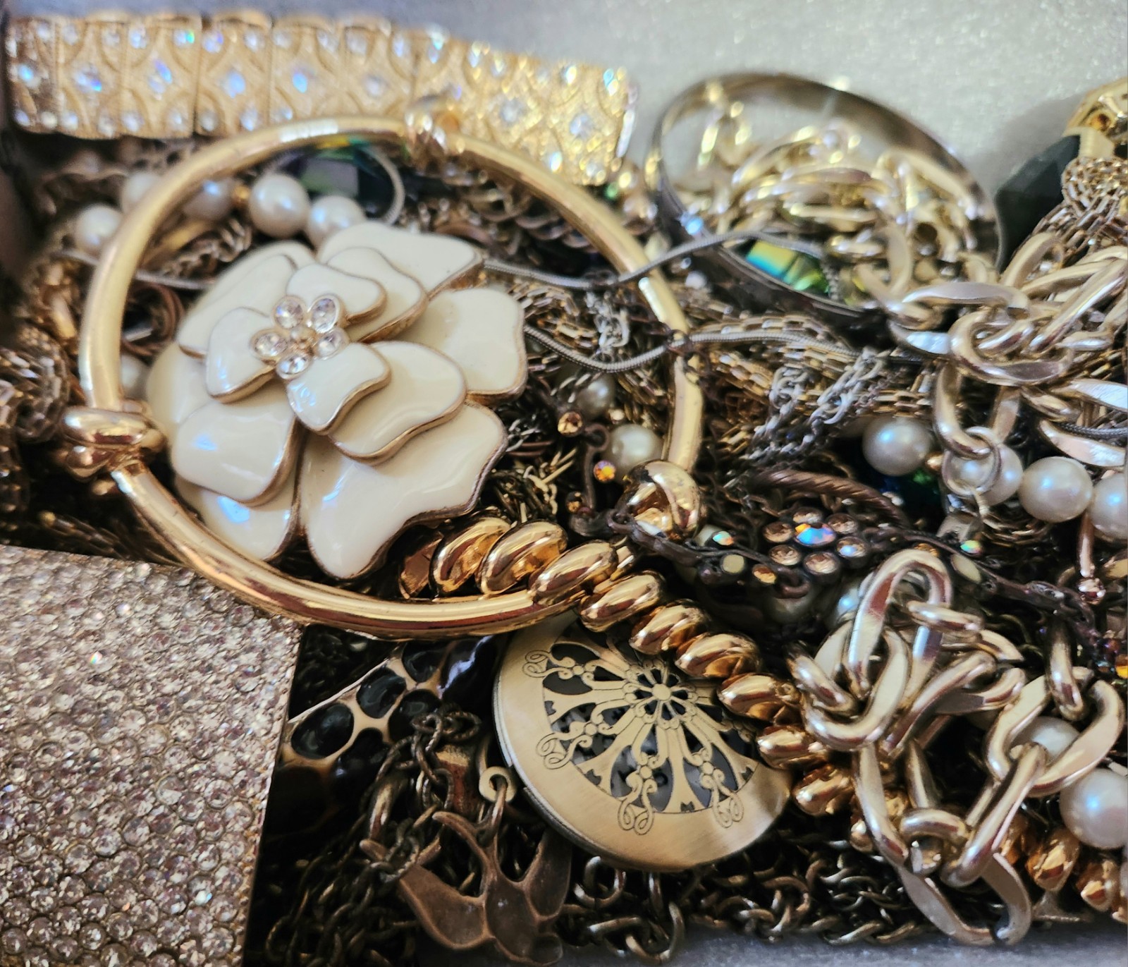 BEAUTIFUL VINTAGE JEWELRY LOT ALL WEARABLE 2 LBS #2 (U get what U C in pics:)