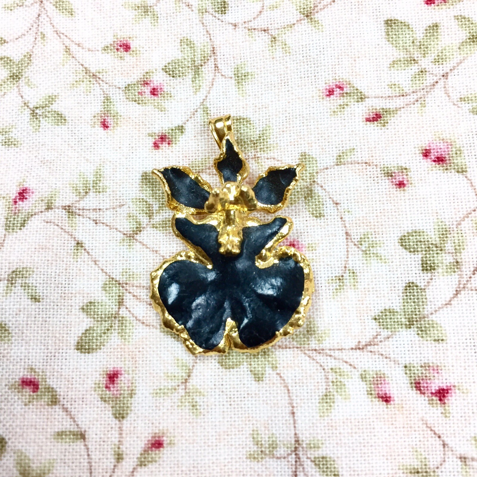 Risis 3i Natural Orchid Oncidium Small Pendant Charm Gold Plated Black 1 1/8″
