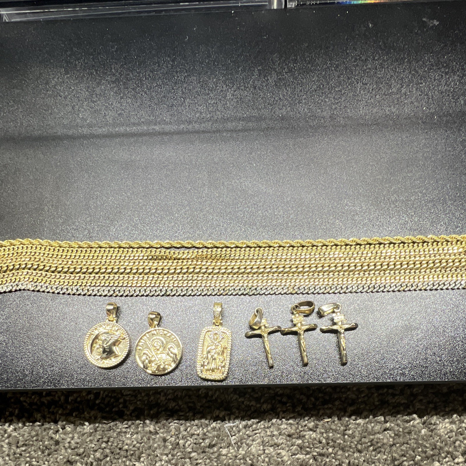 GLD 18k Yellow Gold Mixed Lot: Chains, Religious Pendants & Crosses, 14Pieces