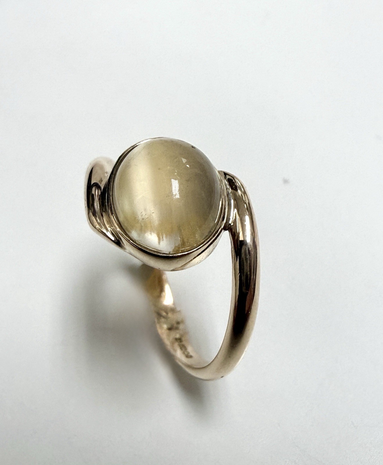 Vintage European 9K Gold Oval Cboachon Moonstone Cat’s Eye Woman’s Ring Size 7.5