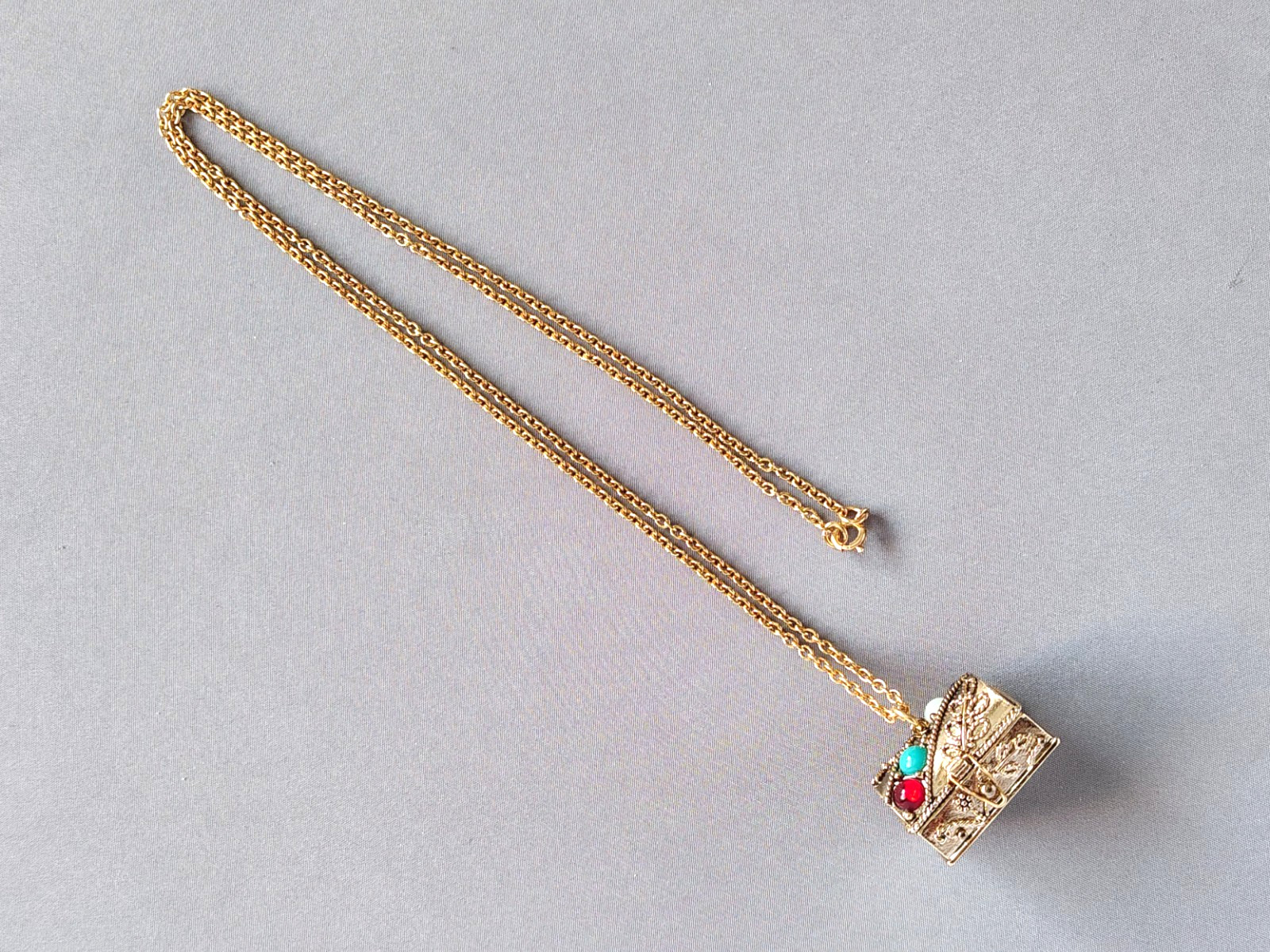Vintage 1974 AVON ‘Queens Ransom’ Pill Box Charm Necklace IOB Treasure Chest