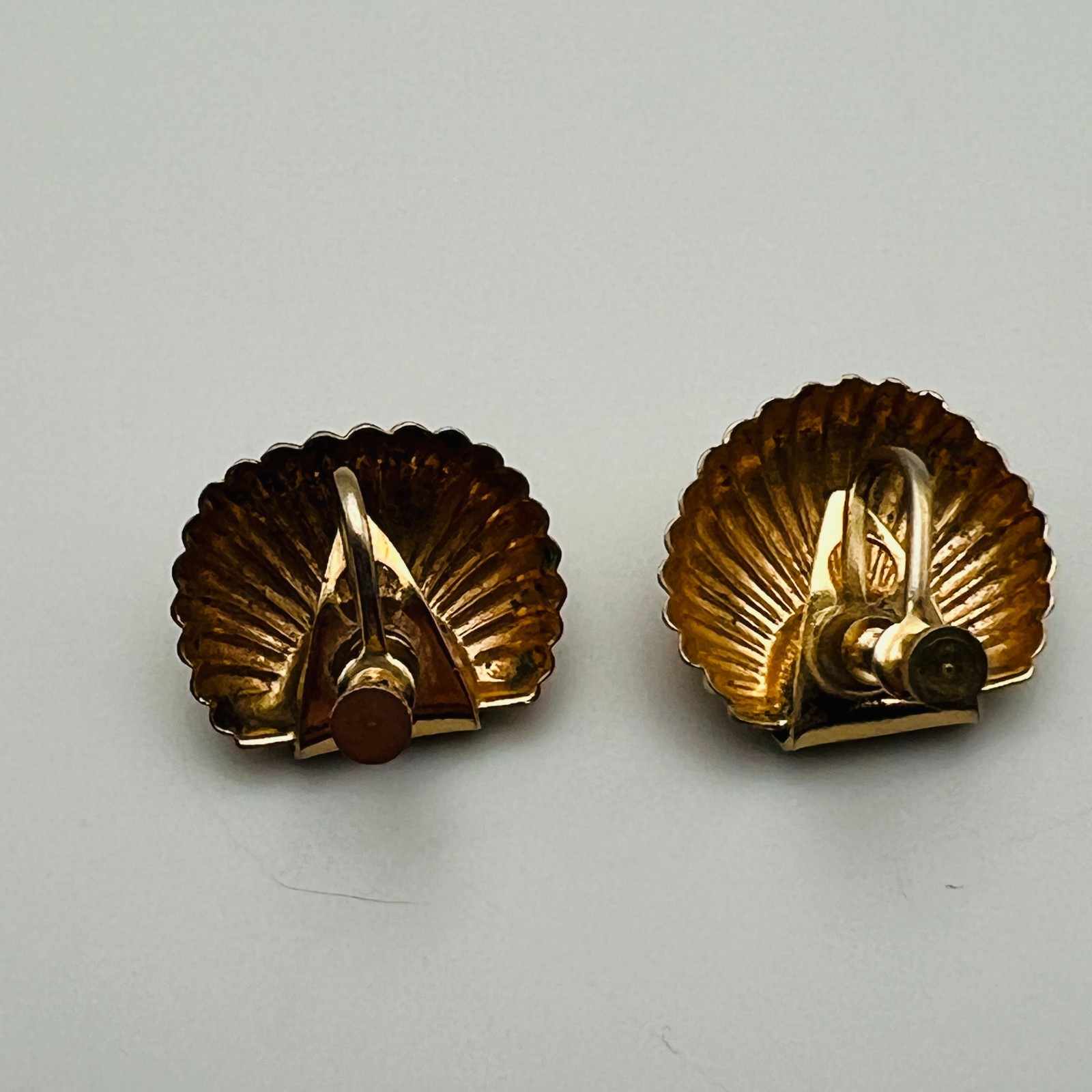Shell Earrings Gold Tone Ribbed Fan Screw Back Vintage Classic Style