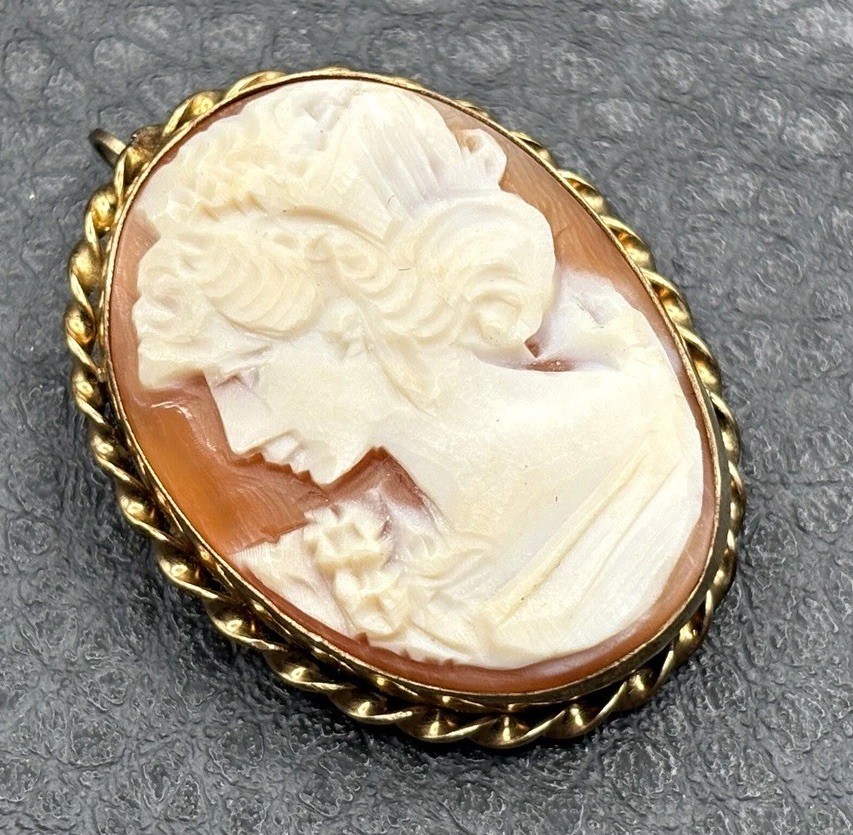 Vintage Left Facing 14K Gold Filled Hand Carved Shell Cameo Brooch Pendant