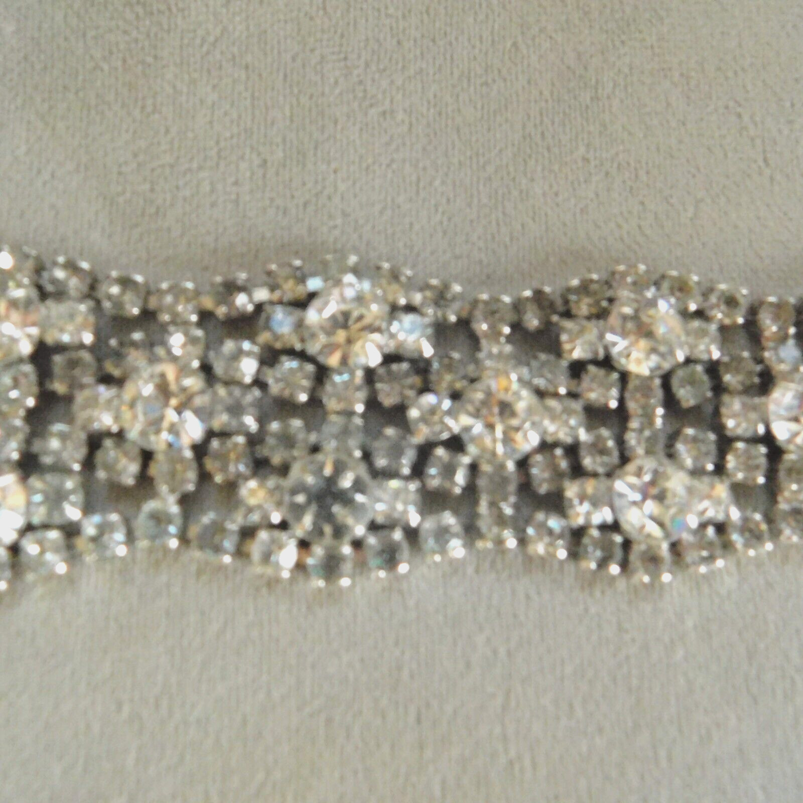 VINTAGE ART DECO LIGHT GRAY and CLEAR RHINESTONE CUFF BRACELET 7 1/4″ long