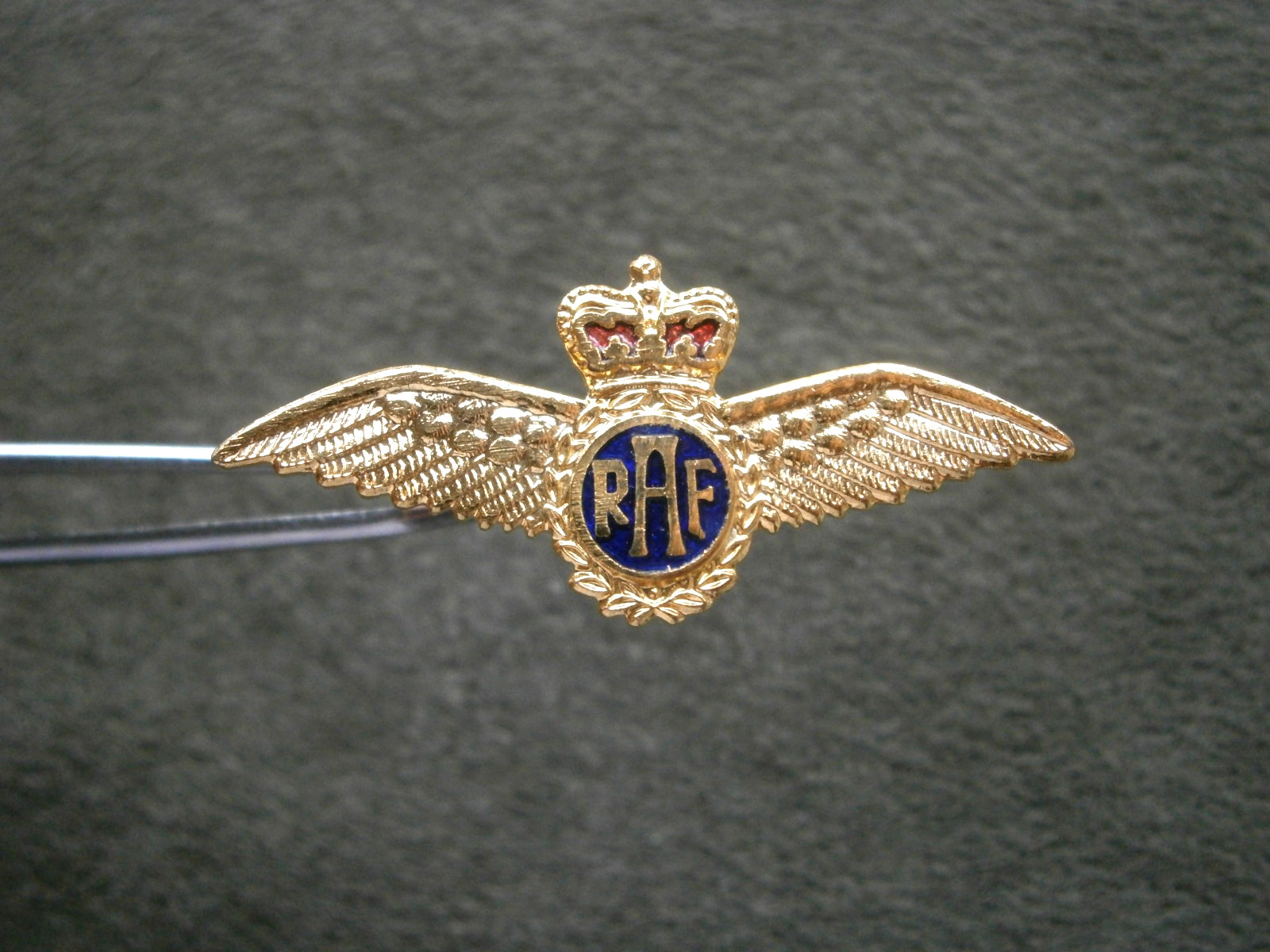 Royal Air Force RAF Vintage Goldtone & Enamel Pin Badge Brooch 3.3g