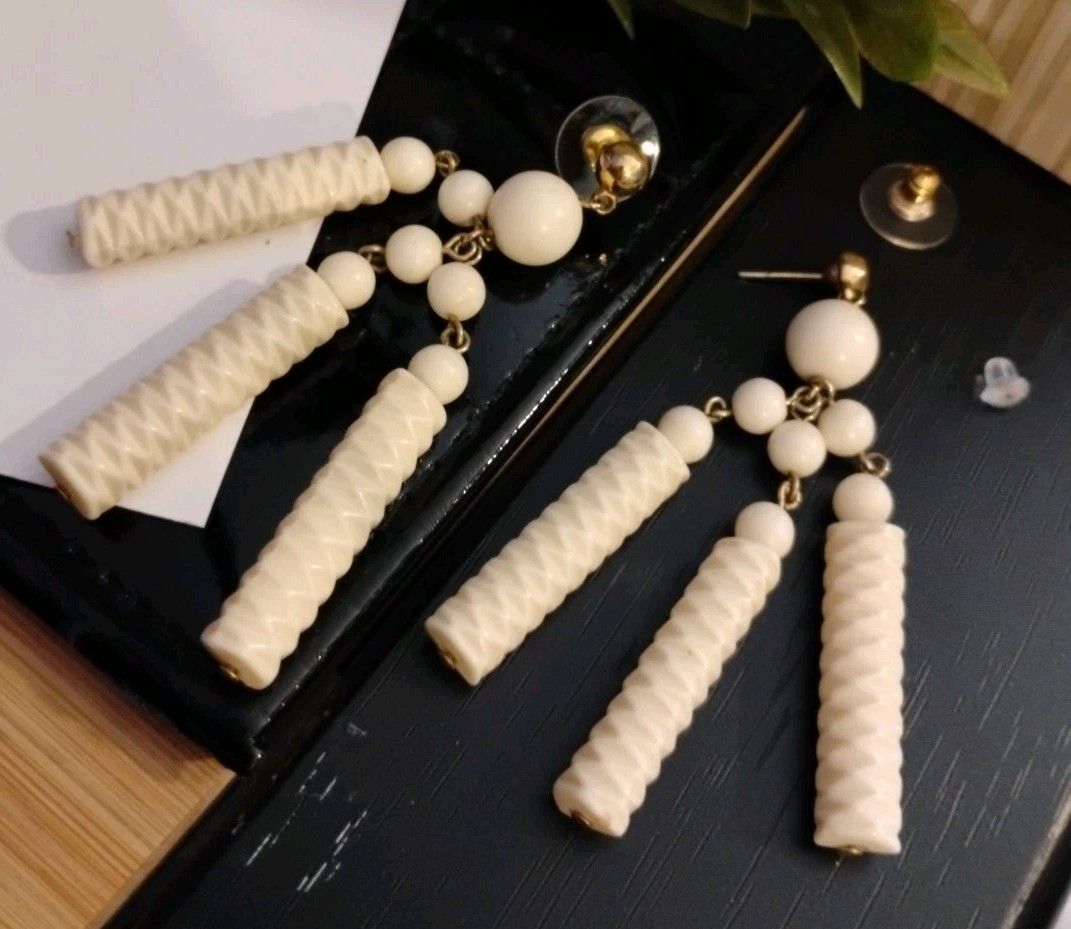 Funky Vintage COLUMNAR Cream Tone Textured Acrylic/Lucite Beaded 2 7/8″ Earrings