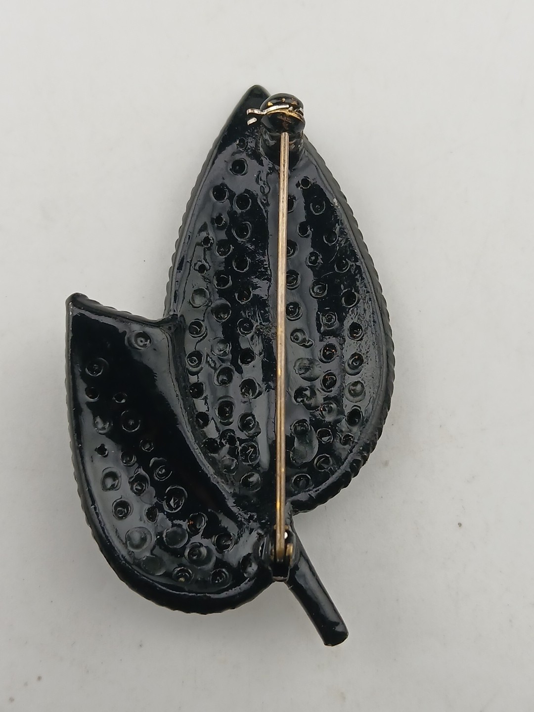 1960s double leaf pave black rhinestones japanned design brooch