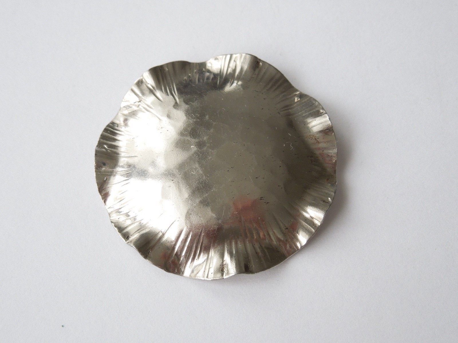 Vintage Brooch Handcrafted Hammered Metal Silver-Colored 7.2 G / Ø 4.3 Cm