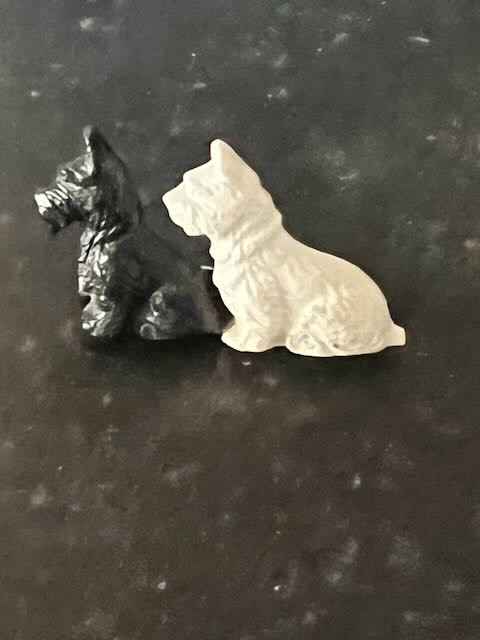 Vintage 2 SCOTTIE TERRIER DOGS *BLACK-WHITE *PIN-BROOCH *GREAT BRITAIN *C CLASP