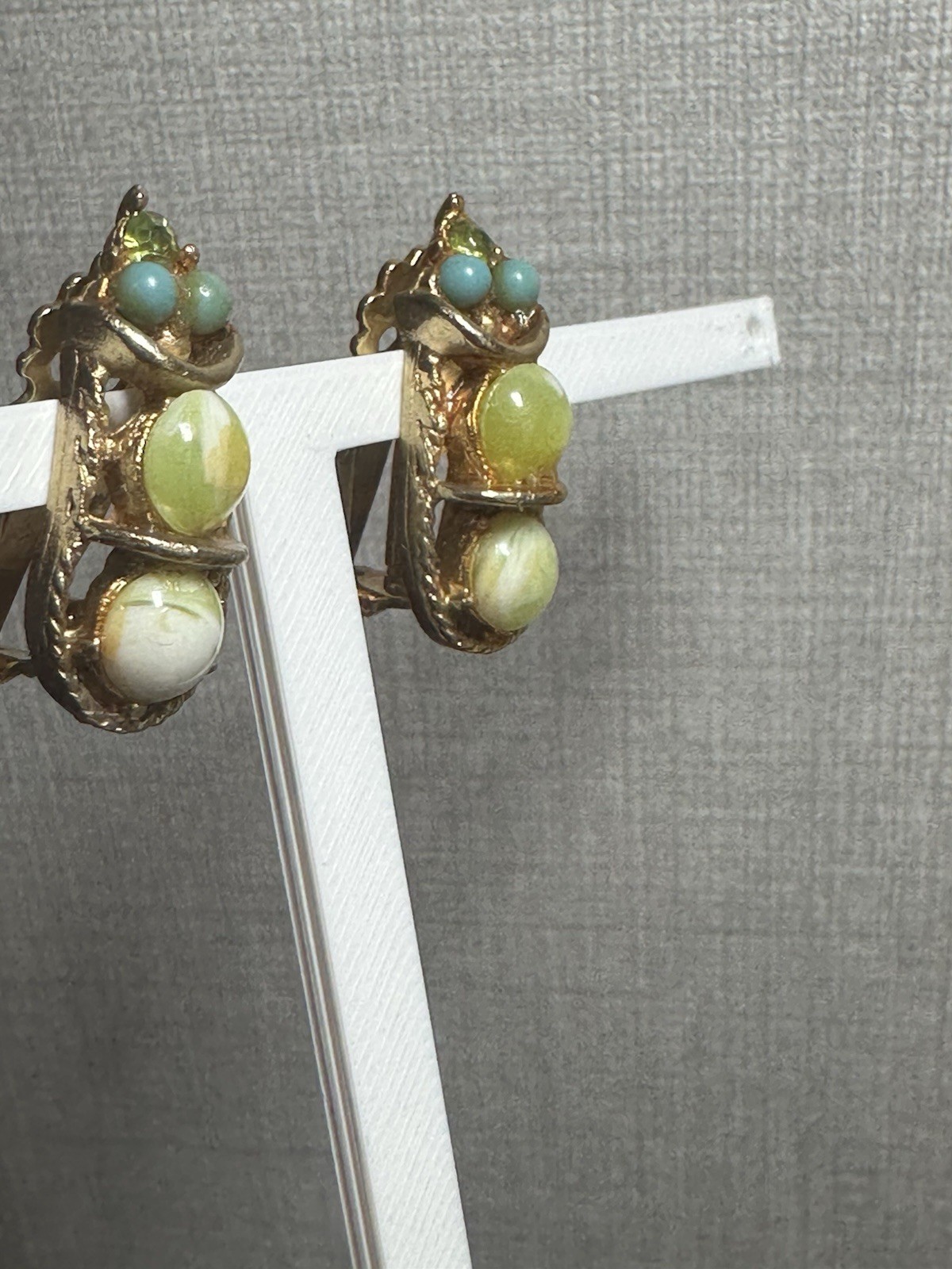 VTG Mid Century Cluster Clip On Earrings Faux Jade Turquoise Green Gold Unique