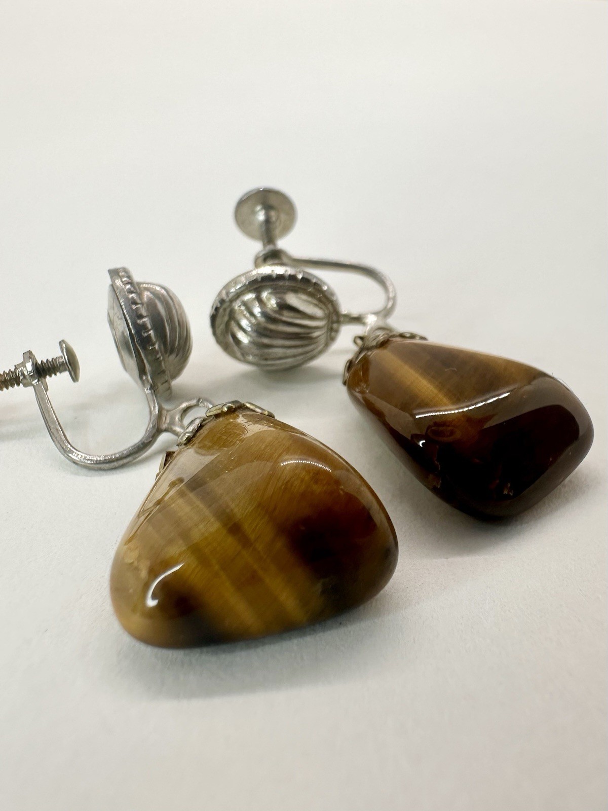 ⛎ Vintage Tiger Eye Dangle Screw Back Earrings Shell Top Gold Brown Stone Pair