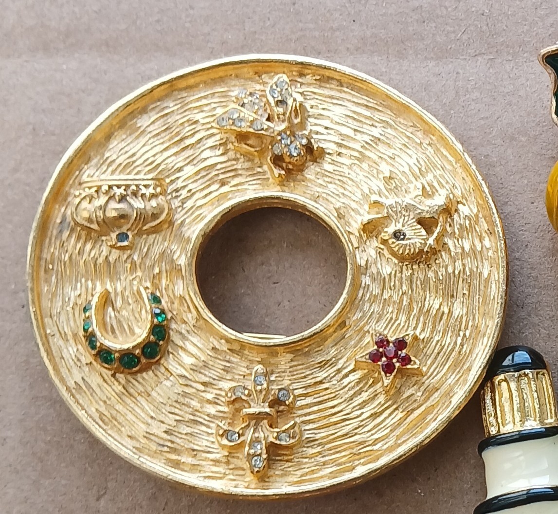 Vintage 1960s Signed Jeanne Gold Tone Lucky Charm Circle Brooch Fleur Horseshoe