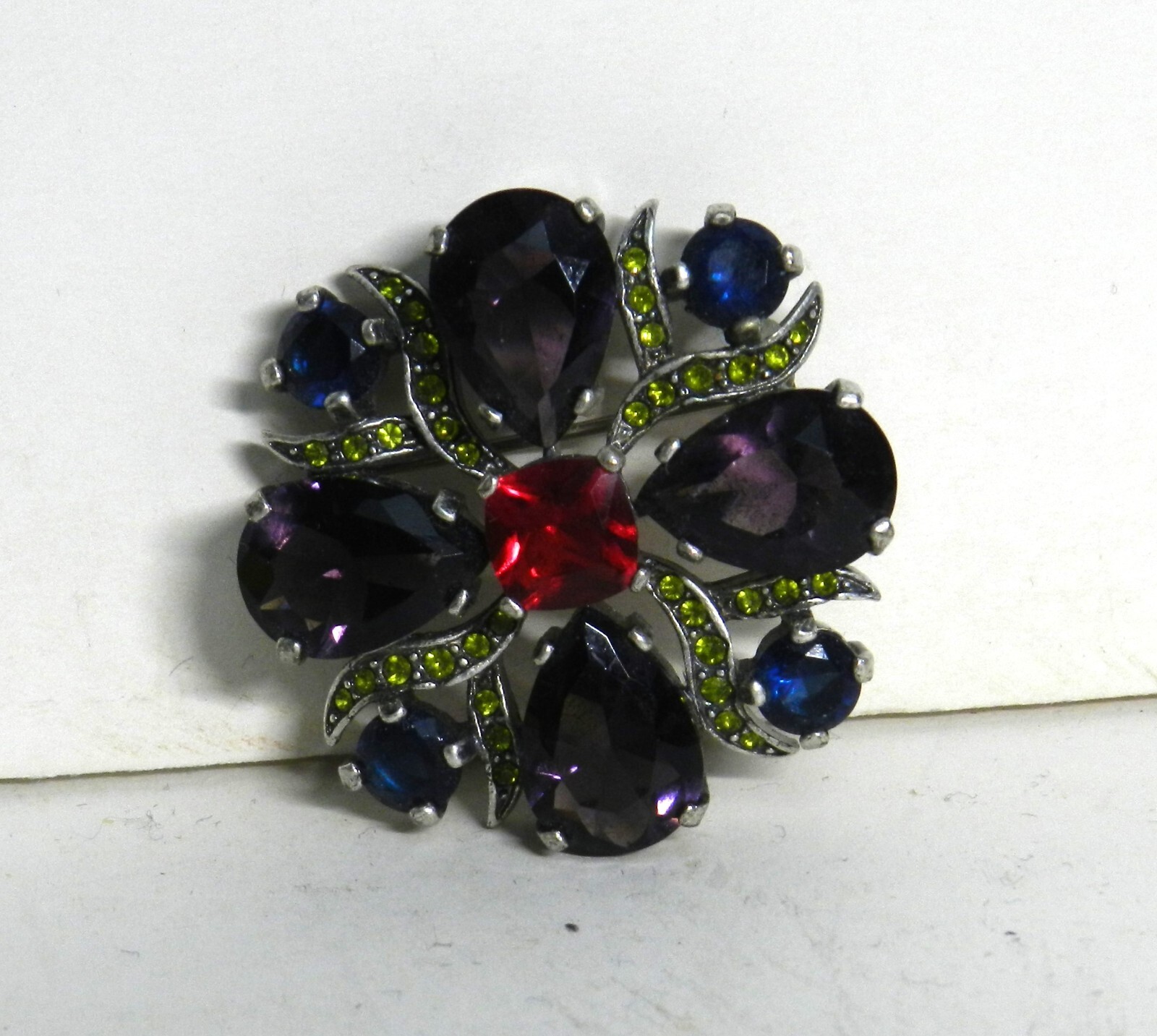 TJ-B4 — GLASS RHINESTONE BROOCH IN AMETHYST SAPPHIRE RUBY CUT GLASS, SILVERTONE