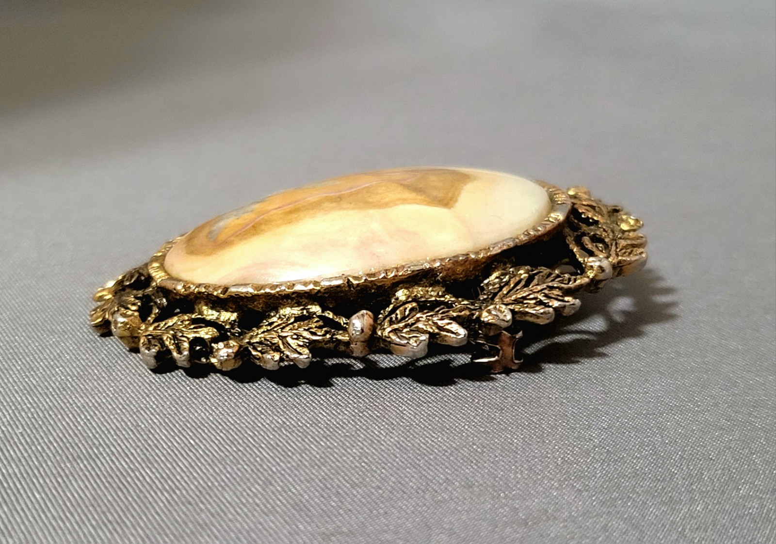 Vtg. Oval Agate Cabochon Brooch Pins Bezel Leaf Frame Silver & Gold Tone Set 2