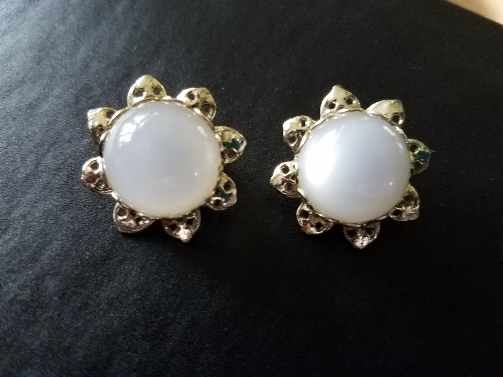 Vintage white Clip-ons With Silver Alloy Metal