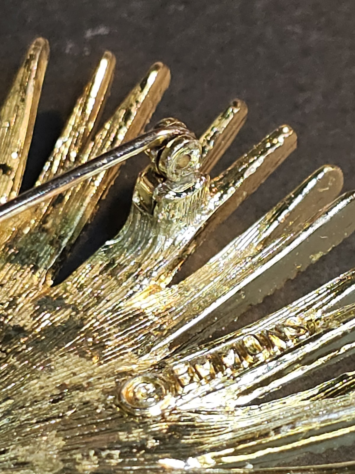 Vintage Emmons Gold Tone Starburst Flower Atomic Brooch Large 2.5″ Textured