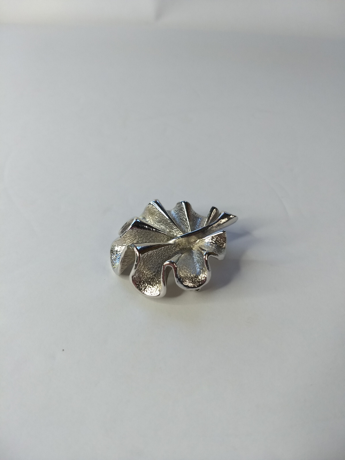 Sarah Coventry Silver Tone Rolling Leaf Pin Brooch Vintage Glam Nature