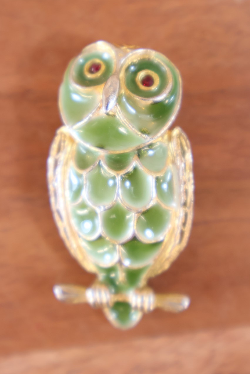Vintage Unsigned Brooch Gold tone green enamel Owl red rhinestone eyes