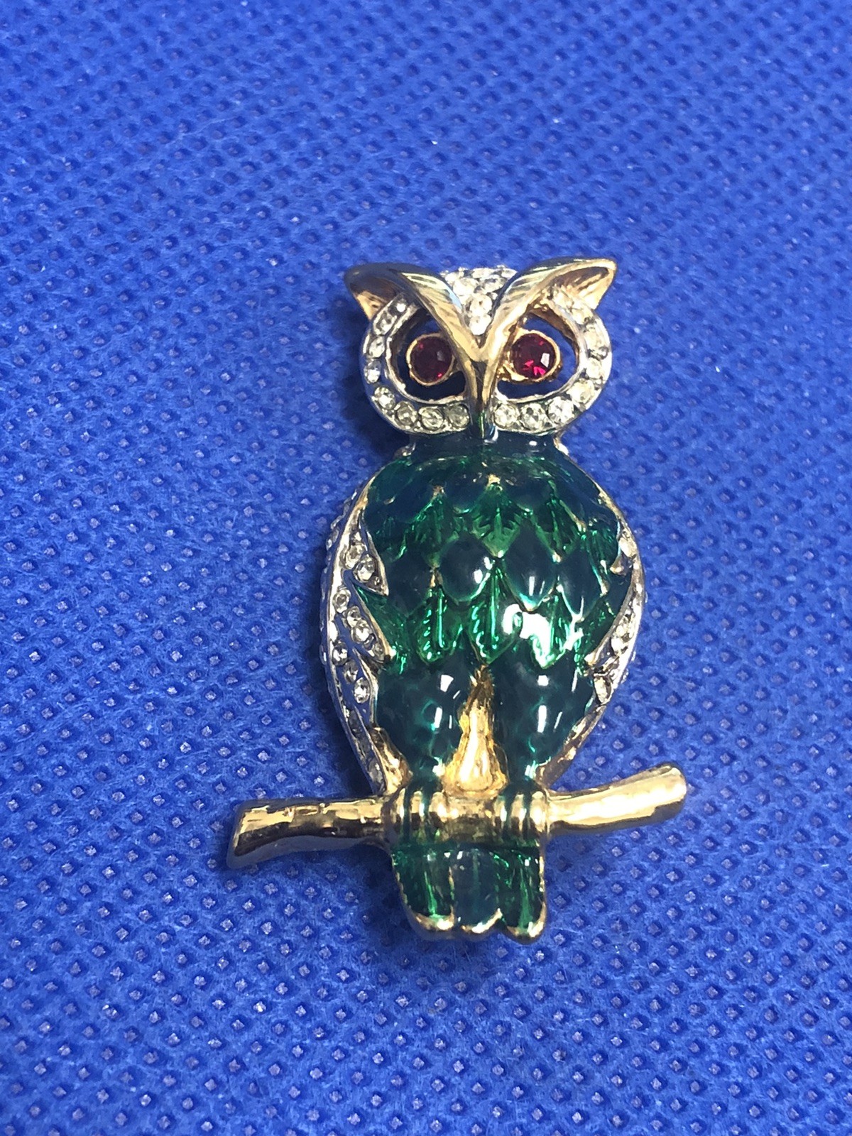 VTG GOLD TONE CLEAR RHINESTONES GREEN TWO TONES ENAMEL RED EYES OWL BROOCH PIN