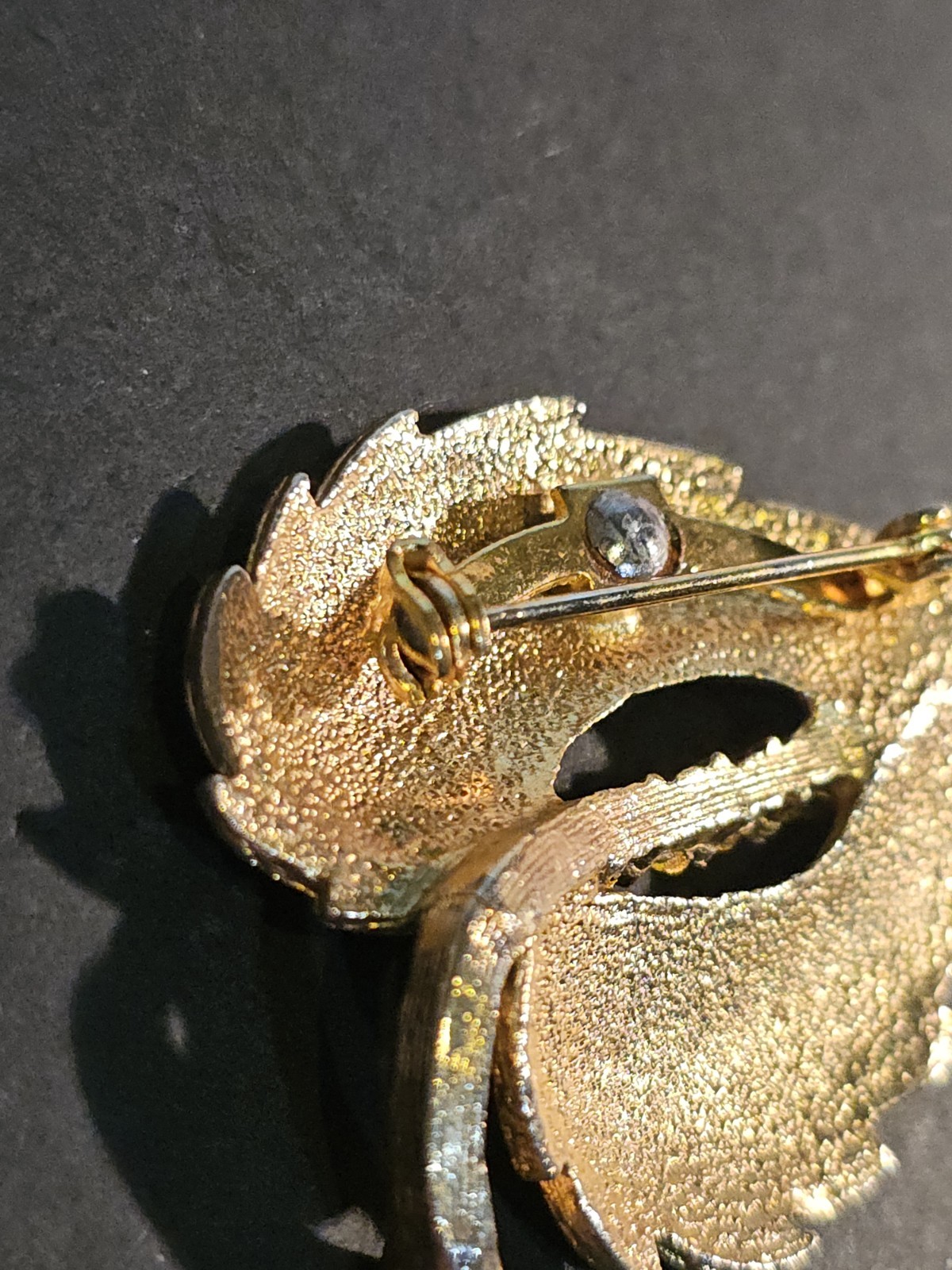 Vintage Brooch Gold Tone Leaf Textured Prong Set Rhinestones Center