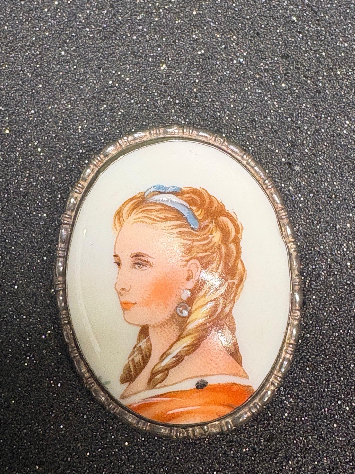 VINTAGE LIMOGUE FRANCE HAND PAINTED CAMEO ON PORCELAIN SILVER TONED BROOCH