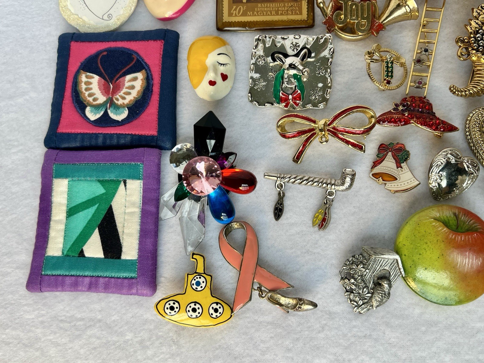 Lot Of 28 Vintage Brooches 9oz Holiday, Figural, Metal, Stone, Plastic Pre Owned