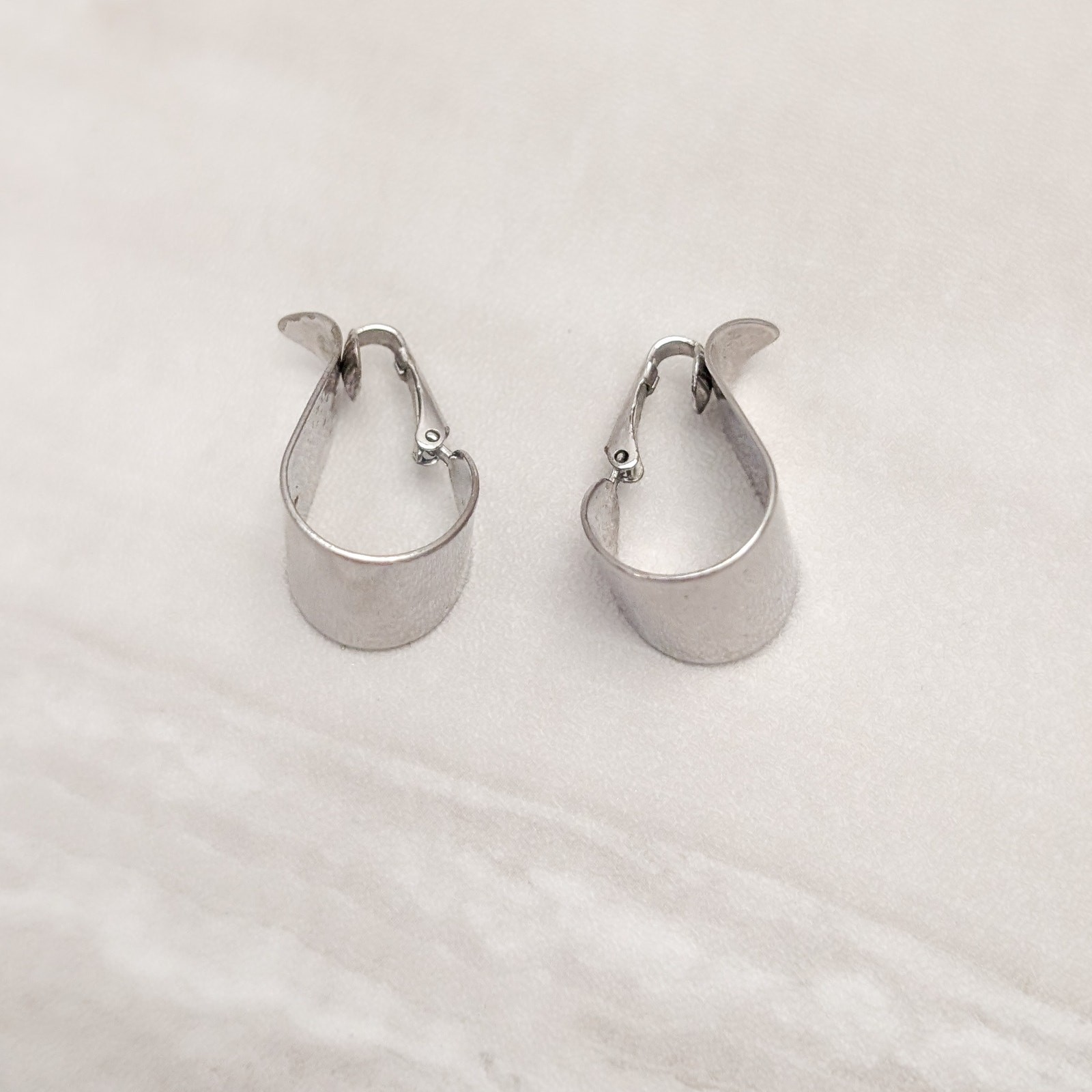 Vintage Avon Clip On Earrings Chunky Mirrored Silver Tone Elongated Hoop 1″