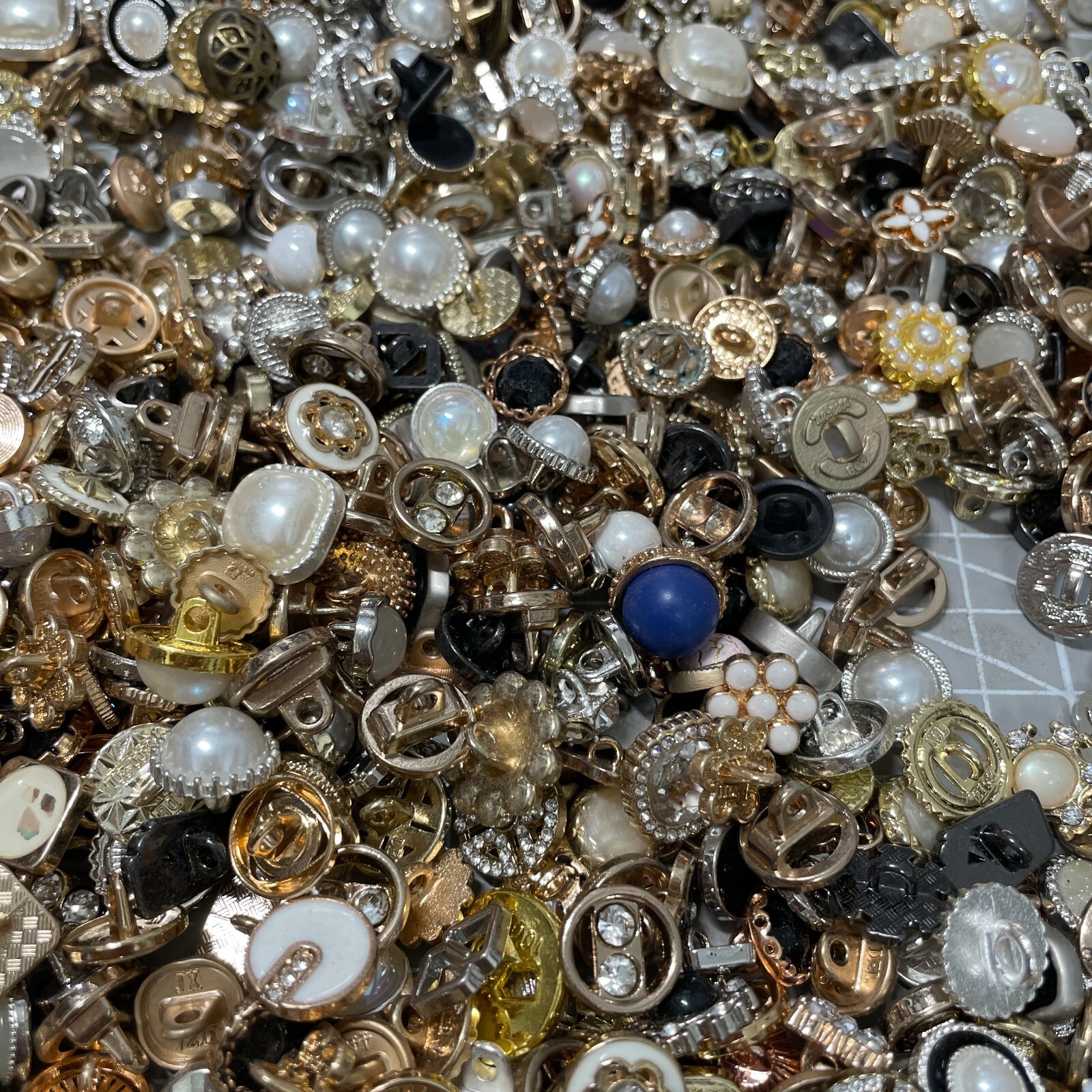 Vintage-now Costume Jewelry makeing Lots button Read Description 50pcs