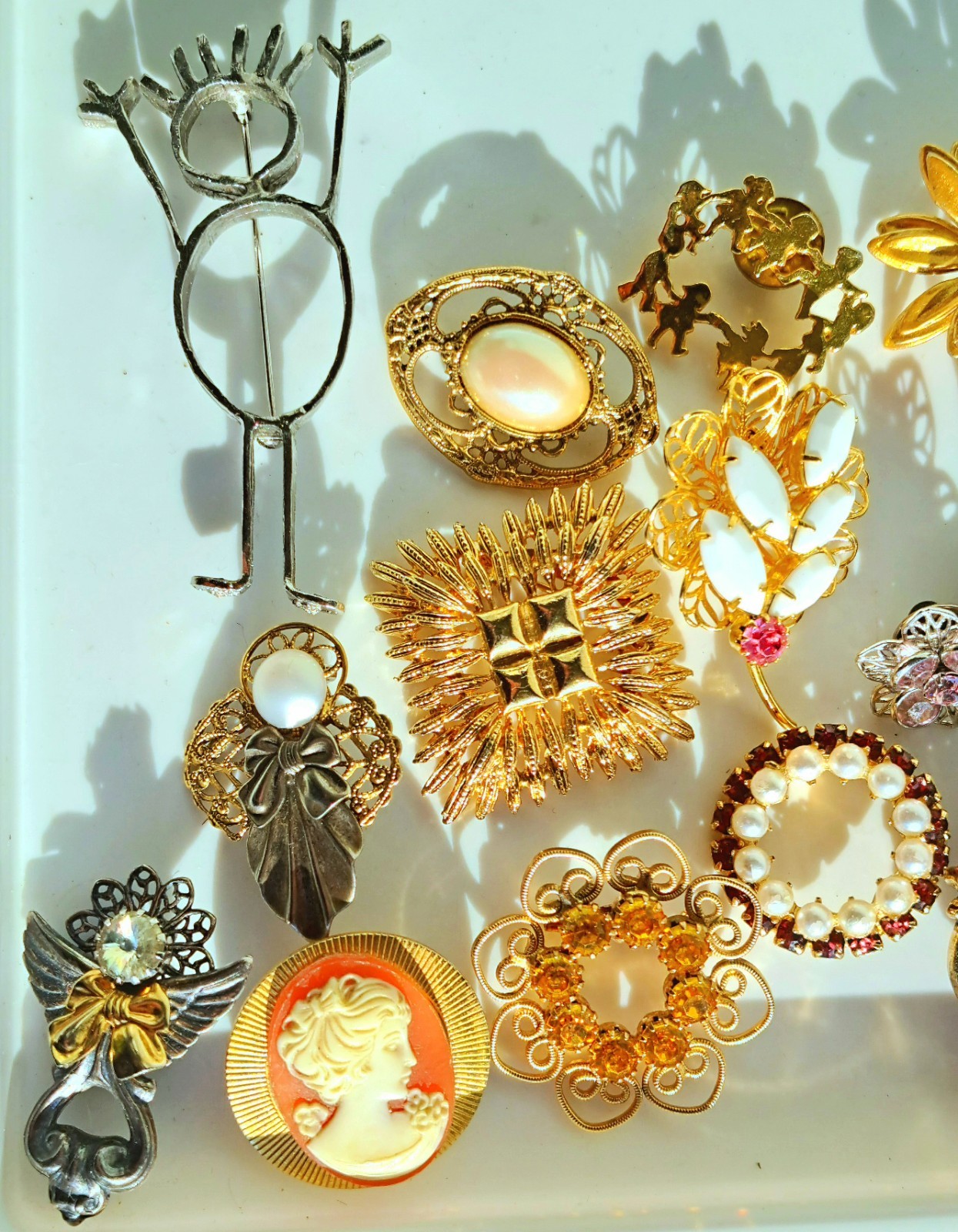 30 Vintage Brooch/Pins Lot–Some Signed—Goldtone Rhinestone Animals Cameo Flowers