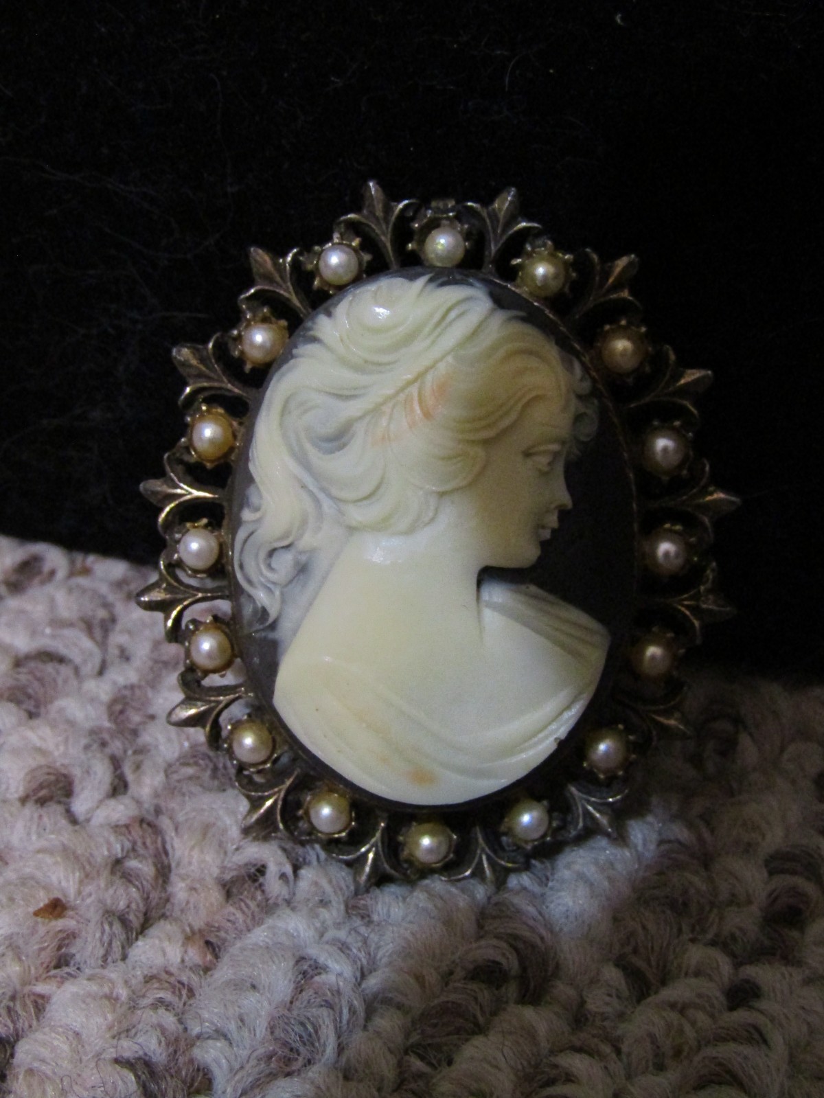 Elegant Woman Cameo with Pearls Around Edging No Makers Marking