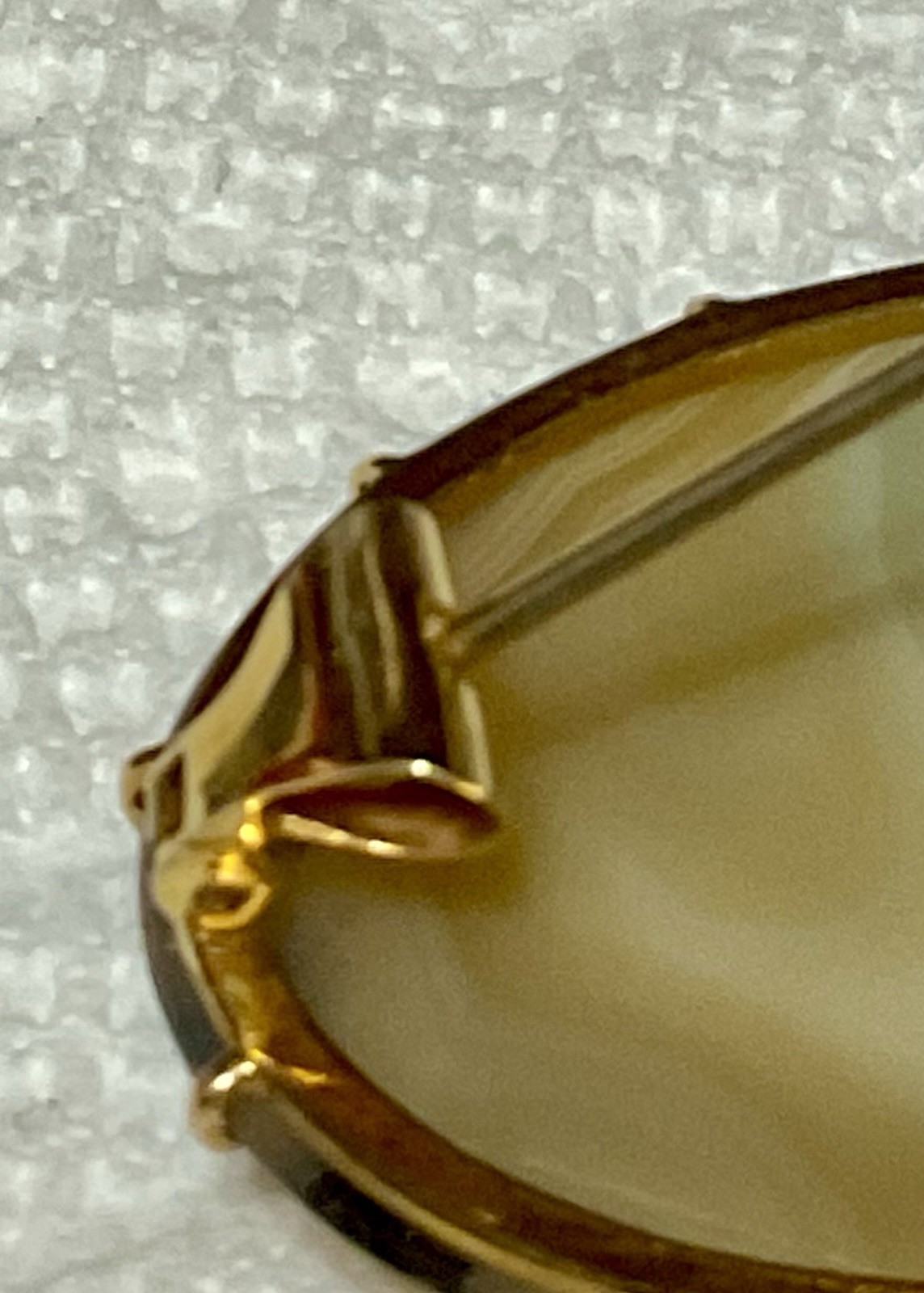 A Stunning 14K Yellow Gold Agate Brooch / Pendant. In Excellent Condition.