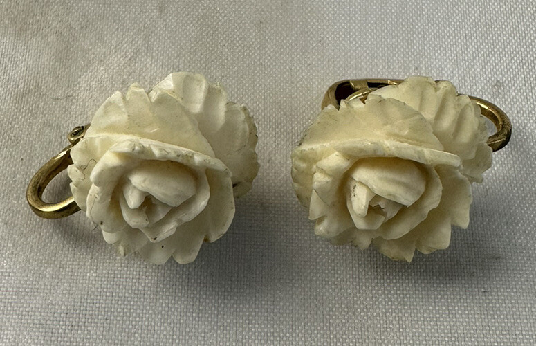 White Plastic Rose Earrings Flower Shape Clip-On Earrings 1950’s Vintage