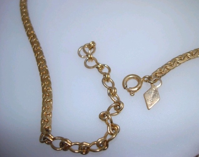 VINTAGE SARAH COV GOLD TONE FLAT FANCY LINK NECKLACE CRISSCROSS/LOOP/TIE DESIGN