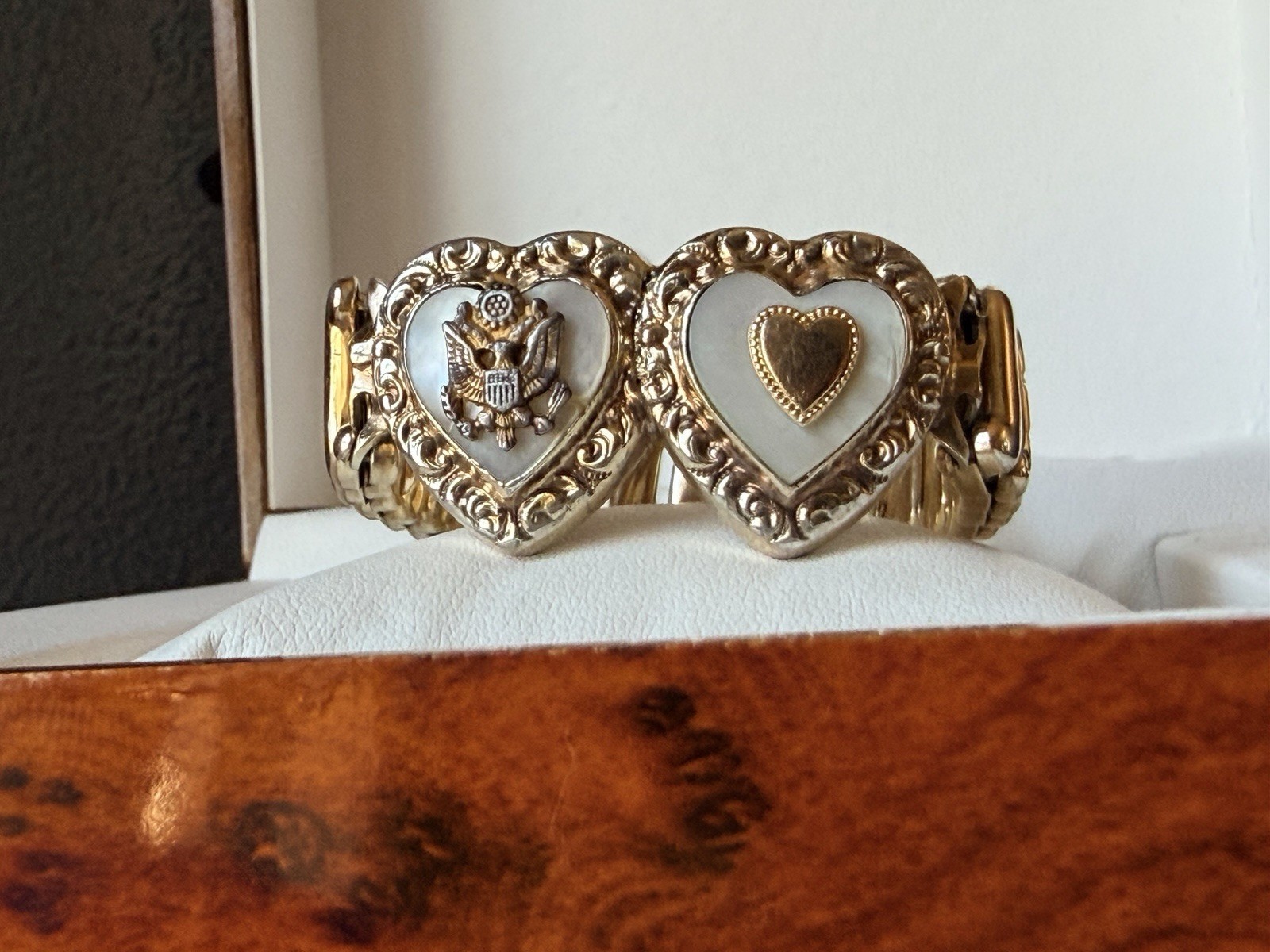 WWII US Military Gold Tone Sweetheart Stretch Bracelet