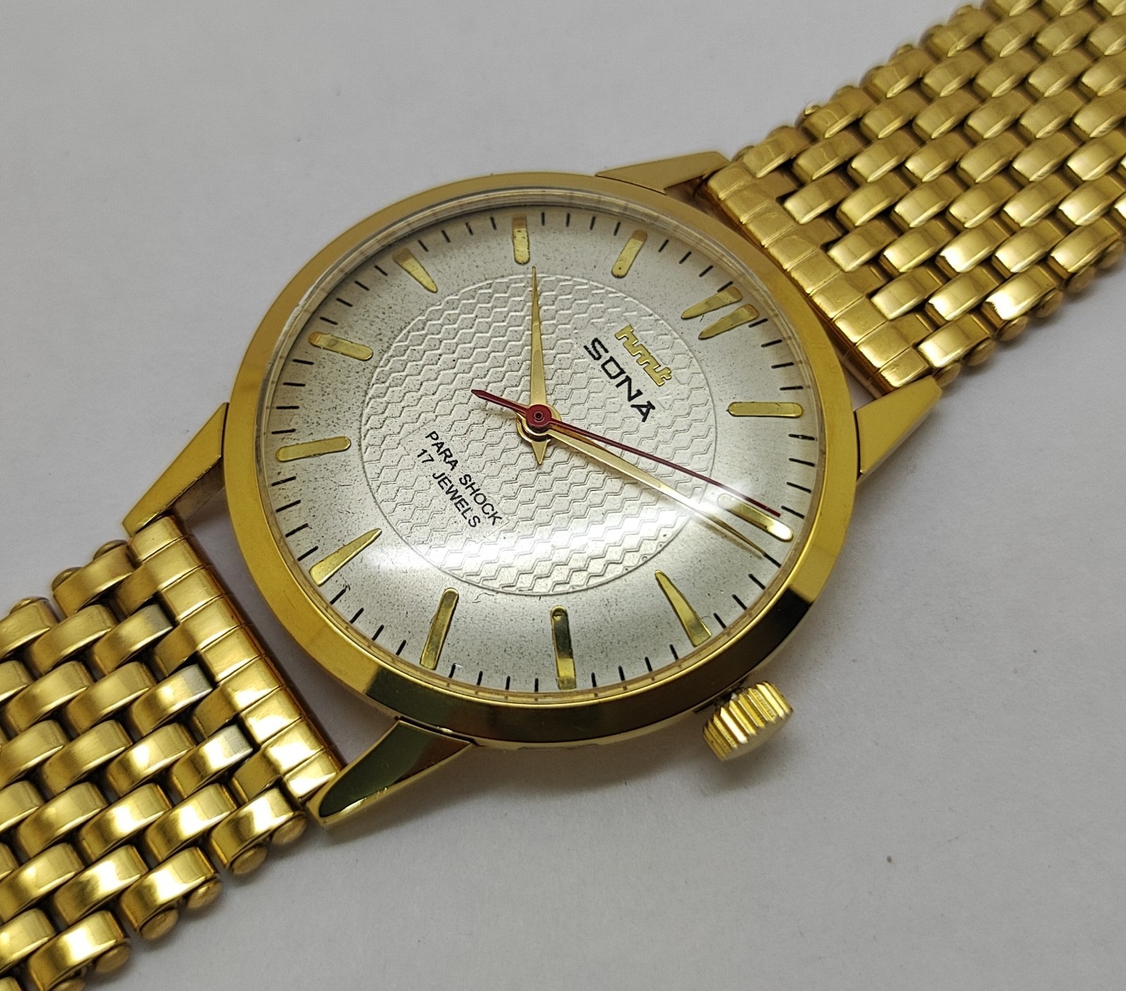 Vintage Hmt Sona Silver Dial 17 Jewels Para Shock Mechanical hand winding Watch