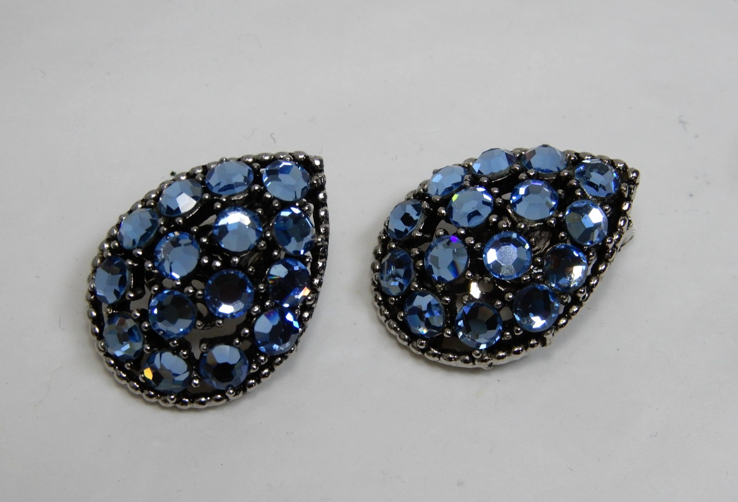 VTG Blue Rhinestone Domed Reverse Teardrop Silvertone Earrings Clip On EUC