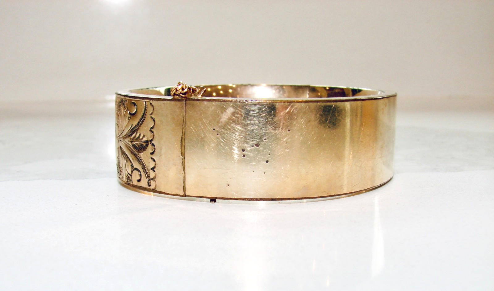 S.B. CO STANDARD BUTTON CO. GOLD FILLED BANGLED ETCHED BRACELET HINGED .75″ WIDE