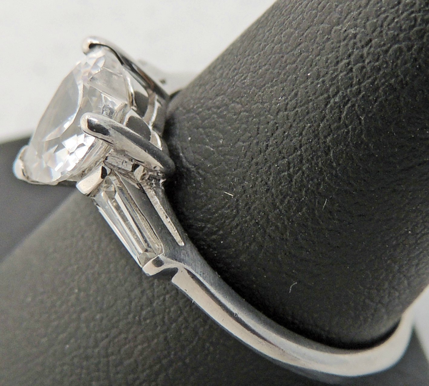 BEAUTIFUL ESTATE STERLING SILVER AVON WHITE STONE HEART BAND RING SIZE 9.5