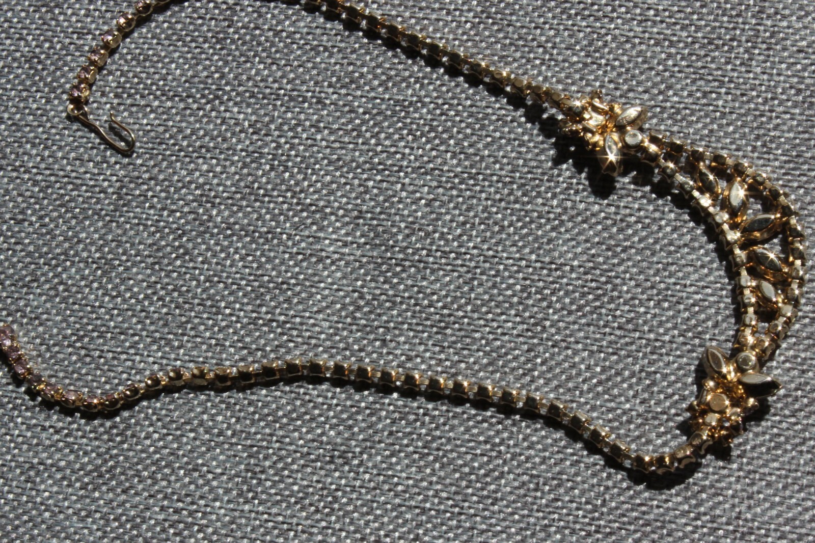 Mid Century Purple Rhinestone Gold Tone Choker Unsigned Prong Set 15″