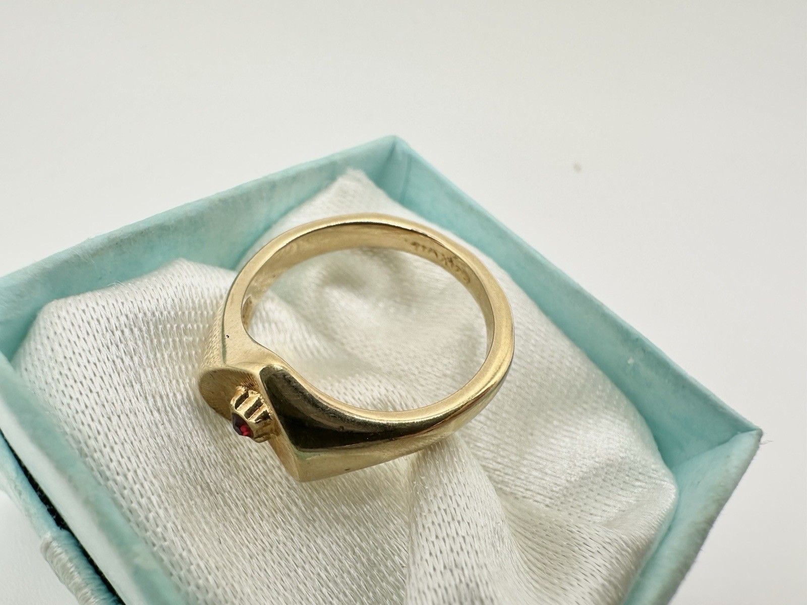 VTG Gold Tone Avon Heart Ring Red Rhinestone Sz5 Estate Sale Signed Trendy Read