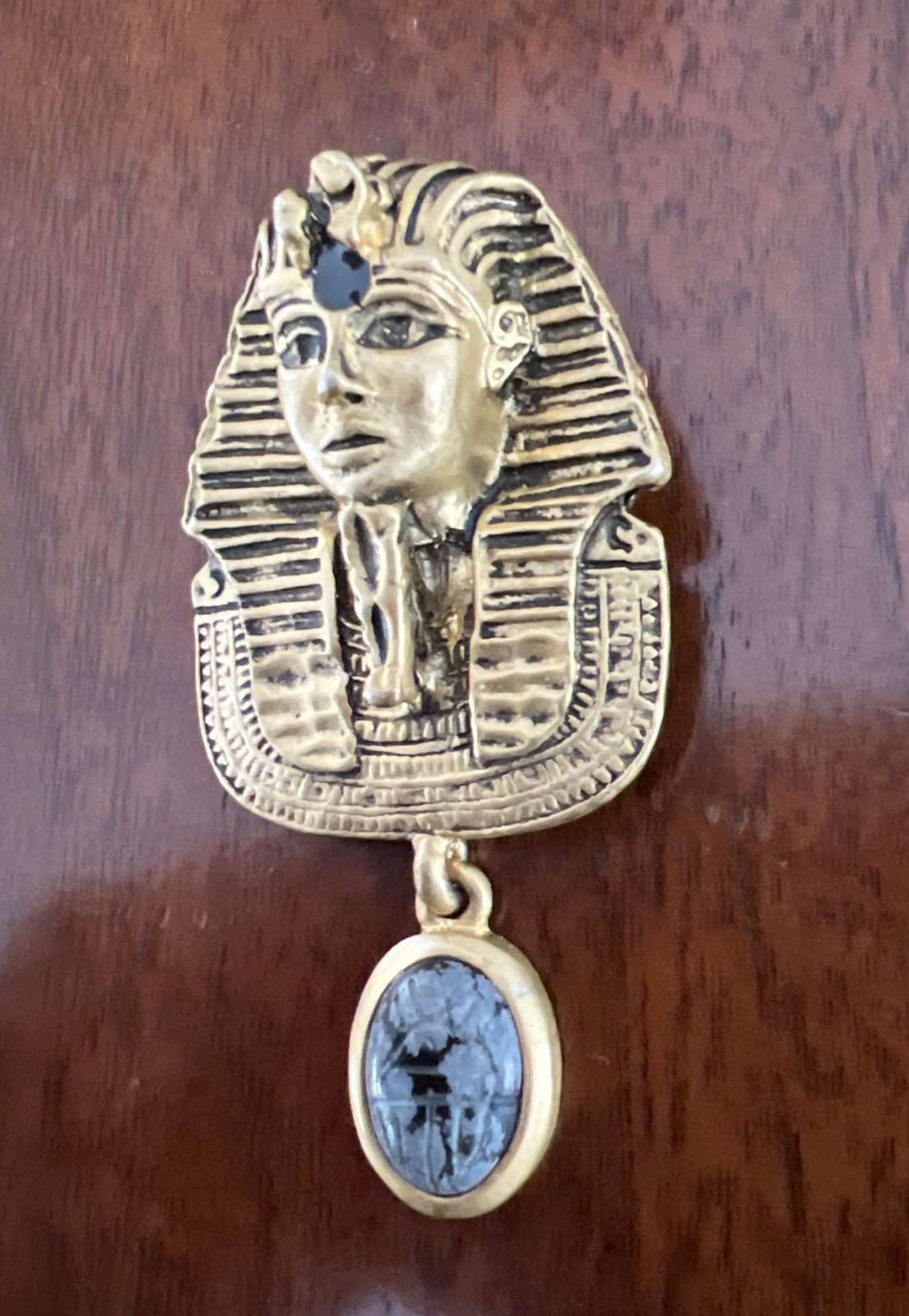 VINTAGE 1978 SIGNED TS PHARAOH SCARAB BROOCH CABOCHON DANGLE YELLOW GOLD PLATED