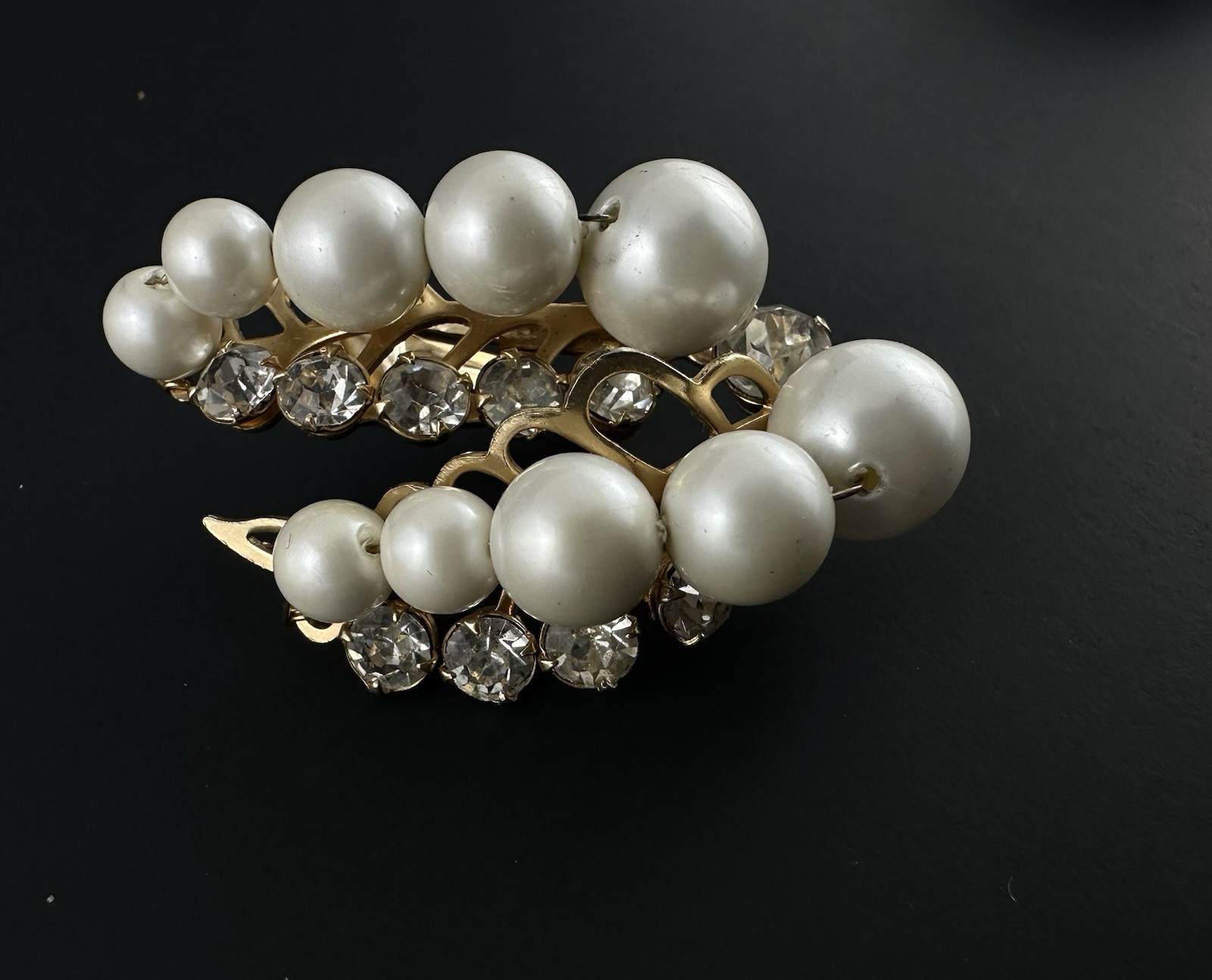 VTG Faux Pearl/Rhinestone Cluster Clip-On Earrings Gold Tone Statement 2″ Hi