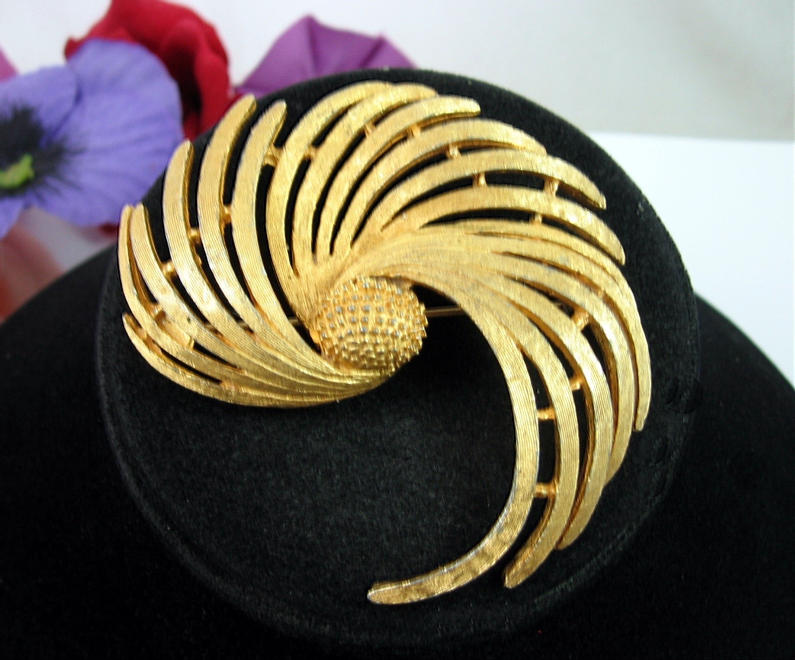 BSK SPIRAL SWIRL Leaf Frond Leafy Plant Brooch Vintage Pin GOLDTONE 2 1/2″ Sign
