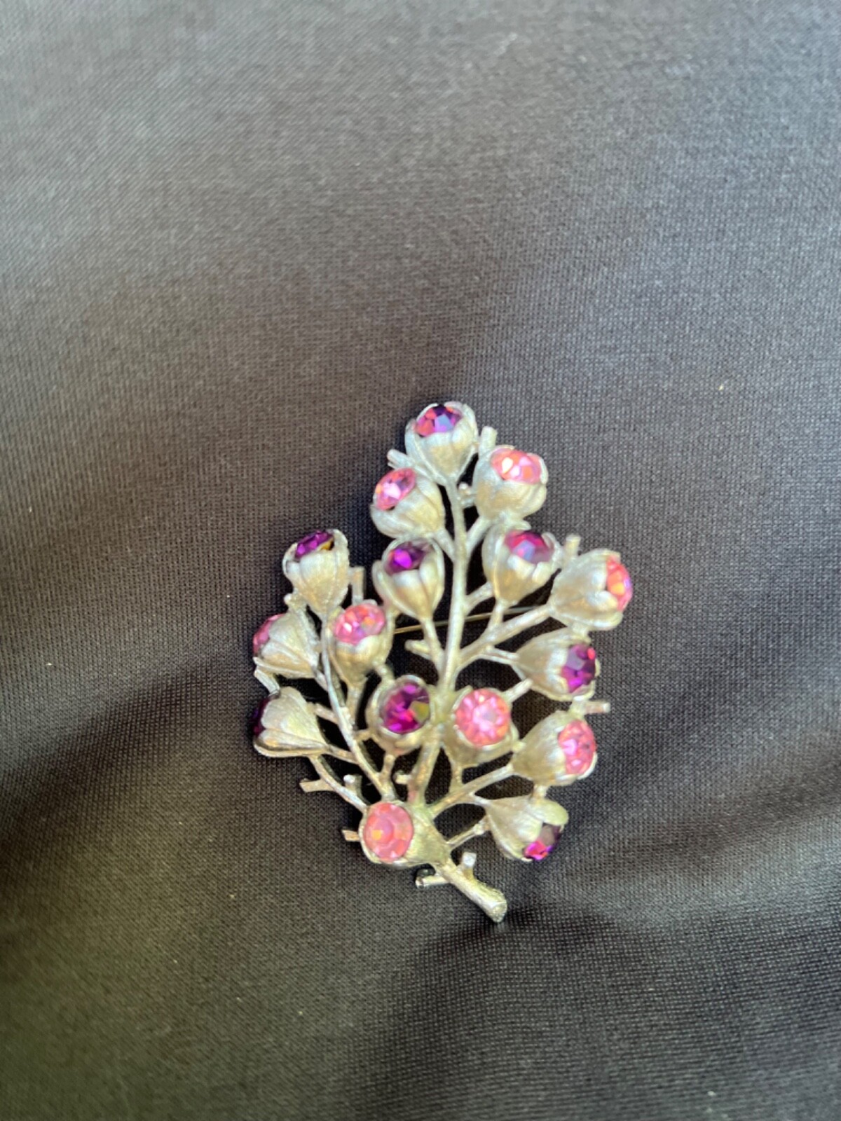 VINTAGE 1962 SARAH COVENTRY PINK PURPLE RHINESTONE WISTERIA BROOCH PIN