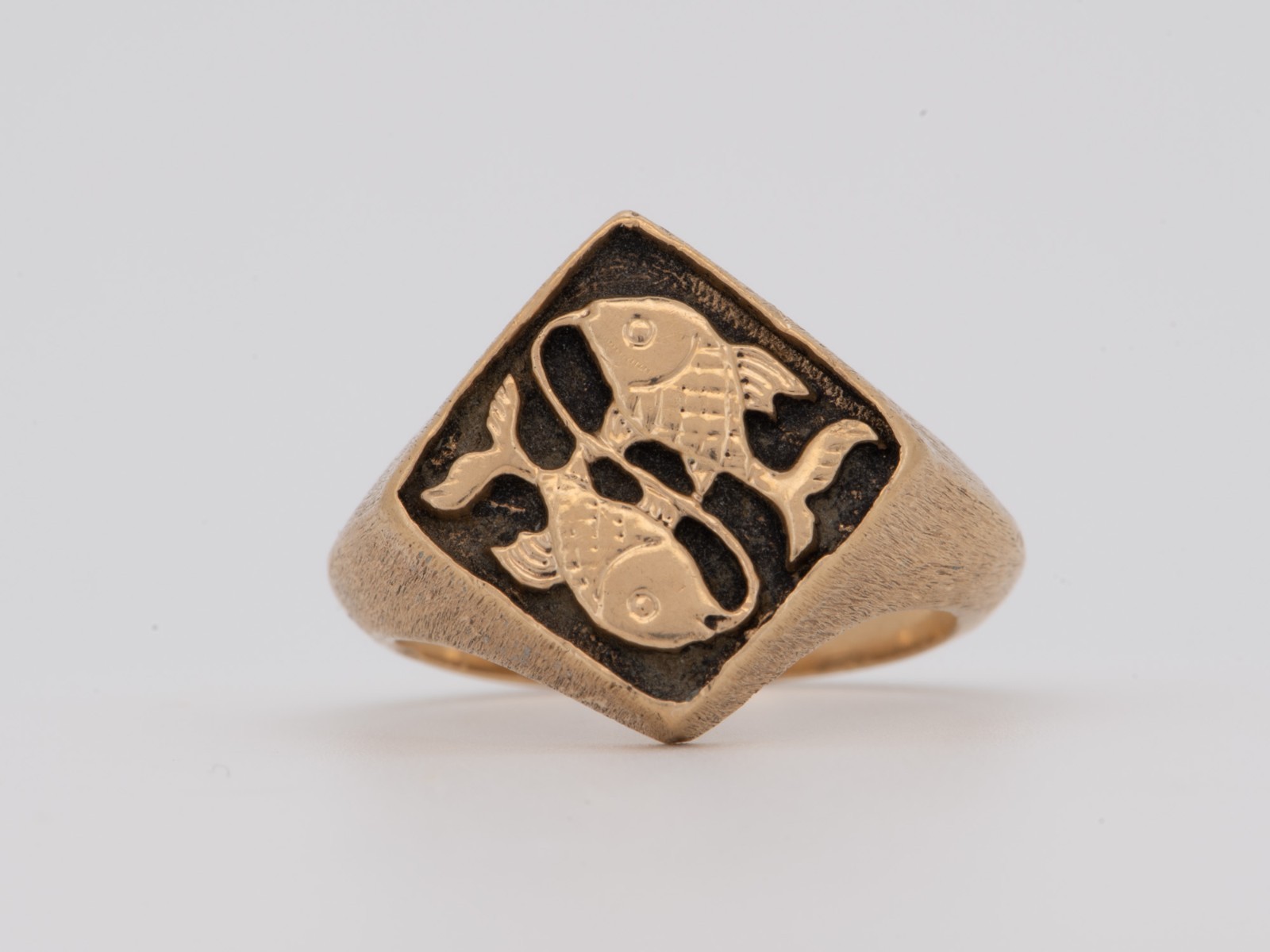 14K Gold Zodiac Sign Pisces Signet Ring Two Koi Fish Horoscope February March