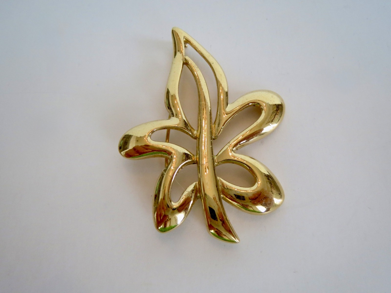 Signed NAPIER Yellow Gold Tone Swirl BROOCH Lapel PIN 2& 3/8″ Long by 1.75″ Wide