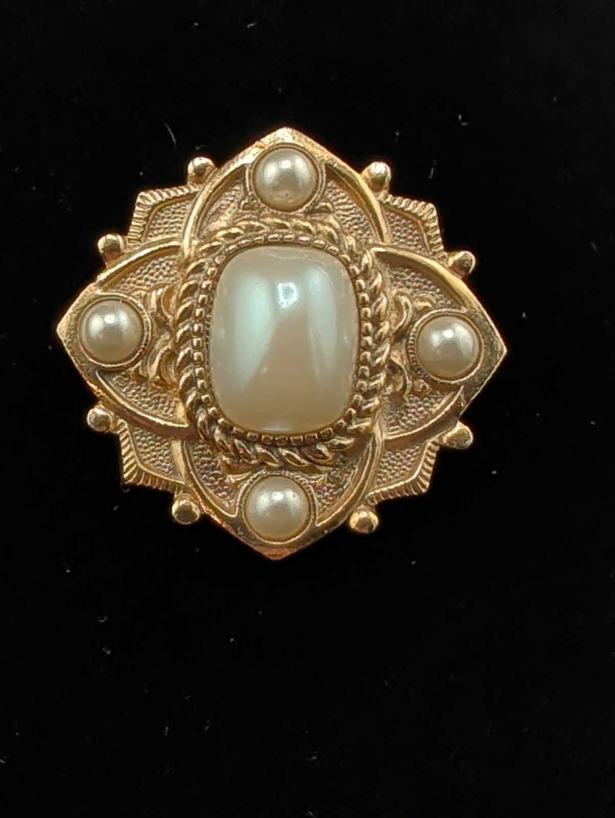 Vintage Victorian-style filigree pattern Gold Tone faux pearl accents Brooch