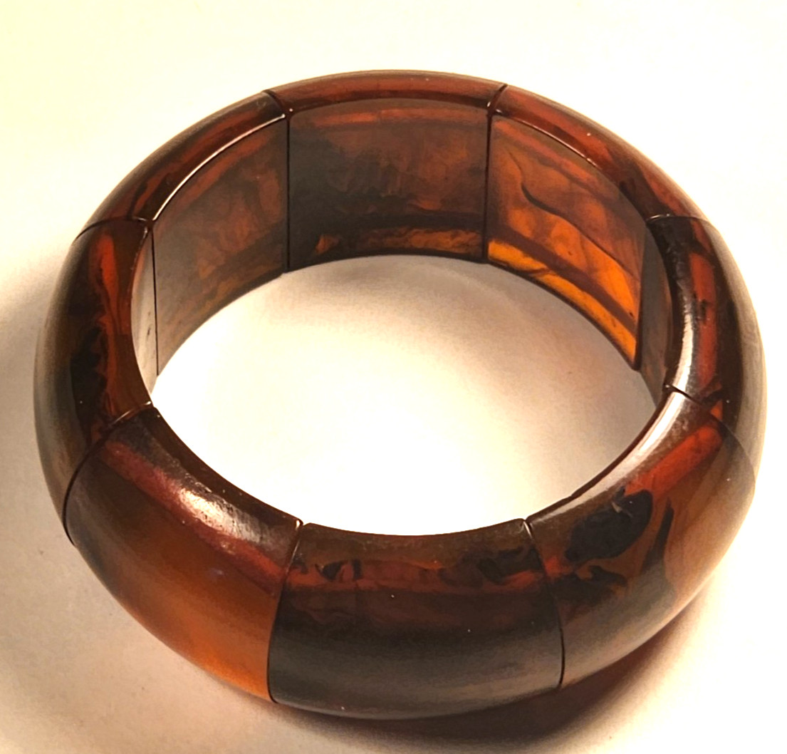 MID CENTURY MODERN AMBER LUCITE BANGLE BRACELET